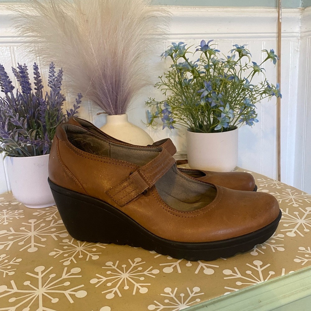 NATURALIZER Women’s Tan Wedge Mary Jane with Adjustable Strap